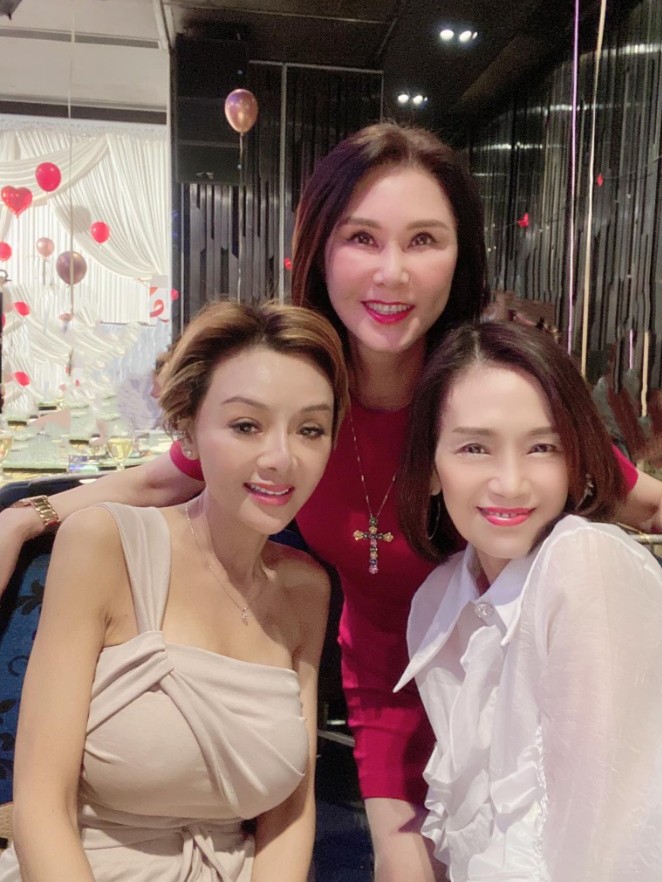 日前叶子楣与寇鸿萍、吴丽珠聚会,叶子楣手臂及面形都激瘦,但更见几分憔悴。 日前叶子楣与寇鸿萍、吴丽珠聚会,叶子楣手臂及面形都激瘦,但更见几分憔悴。