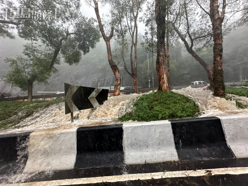西贡区早上雨势颇大。图为清水湾道情况。(梁国峰摄) 西贡区早上雨势颇大。图为清水湾道情况。(梁国峰摄)