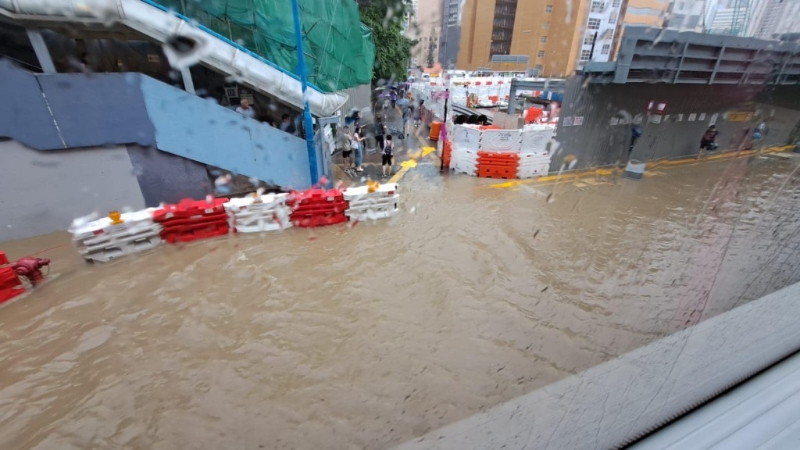 观塘道翠屏一带严重水浸。 网上图片 观塘道翠屏一带严重水浸。 网上图片