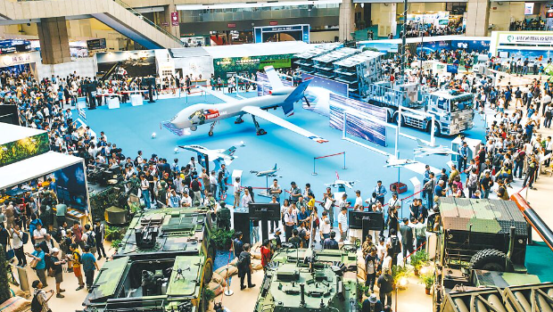 “台北国际航太暨国防工业展”将于14日在台北南港展览馆登场。图为2019年展览吸引大批民众参观。 “台北国际航太暨国防工业展”将于14日在台北南港展览馆登场。图为2019年展览吸引大批民众参观。