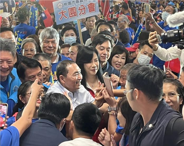 国民党2024参选人侯友宜日前出席桃园、嘉义同乡会挺侯大会,现场涌进3000人。 国民党2024参选人侯友宜日前出席桃园、嘉义同乡会挺侯大会,现场涌进3000人。