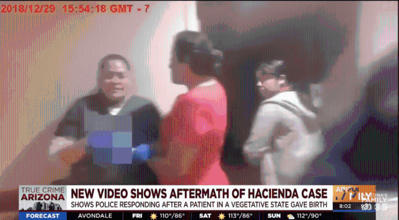 从警方公开的当日调查片段可见,一名女员工哭着向其他人讲述发现婴儿的情况。 电视新闻截图 从警方公开的当日调查片段可见,一名女员工哭着向其他人讲述发现婴儿的情况。 电视新闻截图