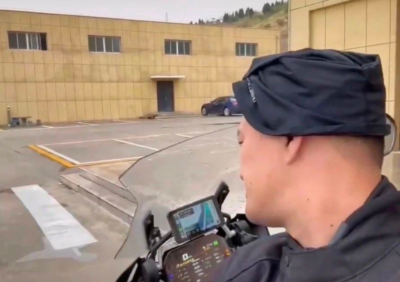 涉事博主自称18小时驾电单车行毕逾3,300公里路。 影片截图 涉事博主自称18小时驾电单车行毕逾3,300公里路。 影片截图