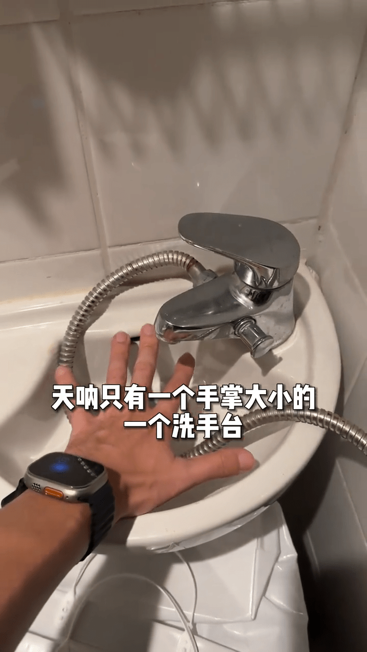 洗手台仅有一张手掌大。