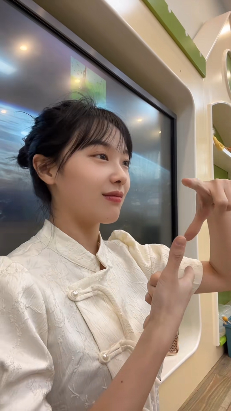 黄老师因洗脑歌词挖呀挖呀挖一夕爆红。 黄老师因洗脑歌词挖呀挖呀挖一夕爆红。