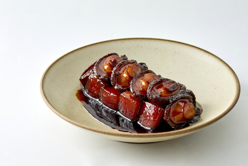 吉士招牌鲍鱼红烧肉，以浓油赤酱传统秘方烹煮，红烧肉丰腴不腻，鲍鱼软滑带酱1香。