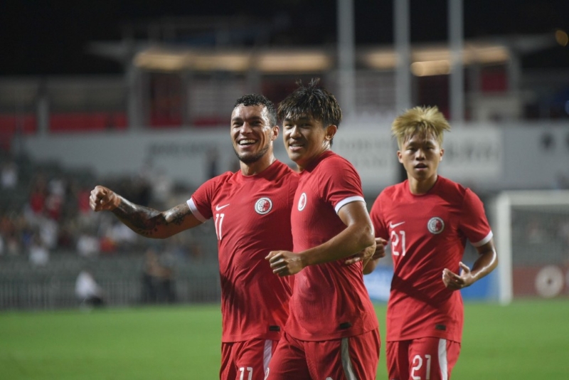 艾华顿及陈俊乐庆祝入球。 本报记者摄 艾华顿及陈俊乐庆祝入球。 本报记者摄