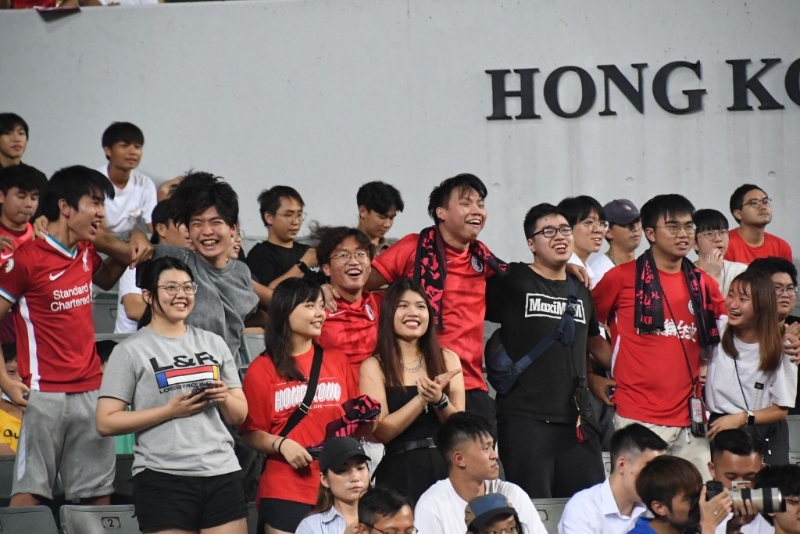 球迷兴奋跳舞。 本报记者摄 球迷兴奋跳舞。 本报记者摄