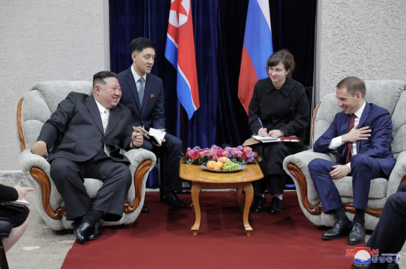 朝鲜领导人金正恩于2023 年9 月12 日抵达俄罗斯哈桑后会见了俄罗斯自然资源部长亚历山大·科兹洛夫（朝鲜中央通讯社于2023 年9 月13 日发布的这张图片）。