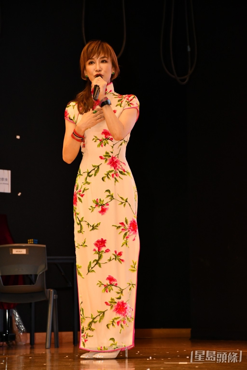 李思林演唱一曲《爱定你一个》。 李思林演唱一曲《爱定你一个》。