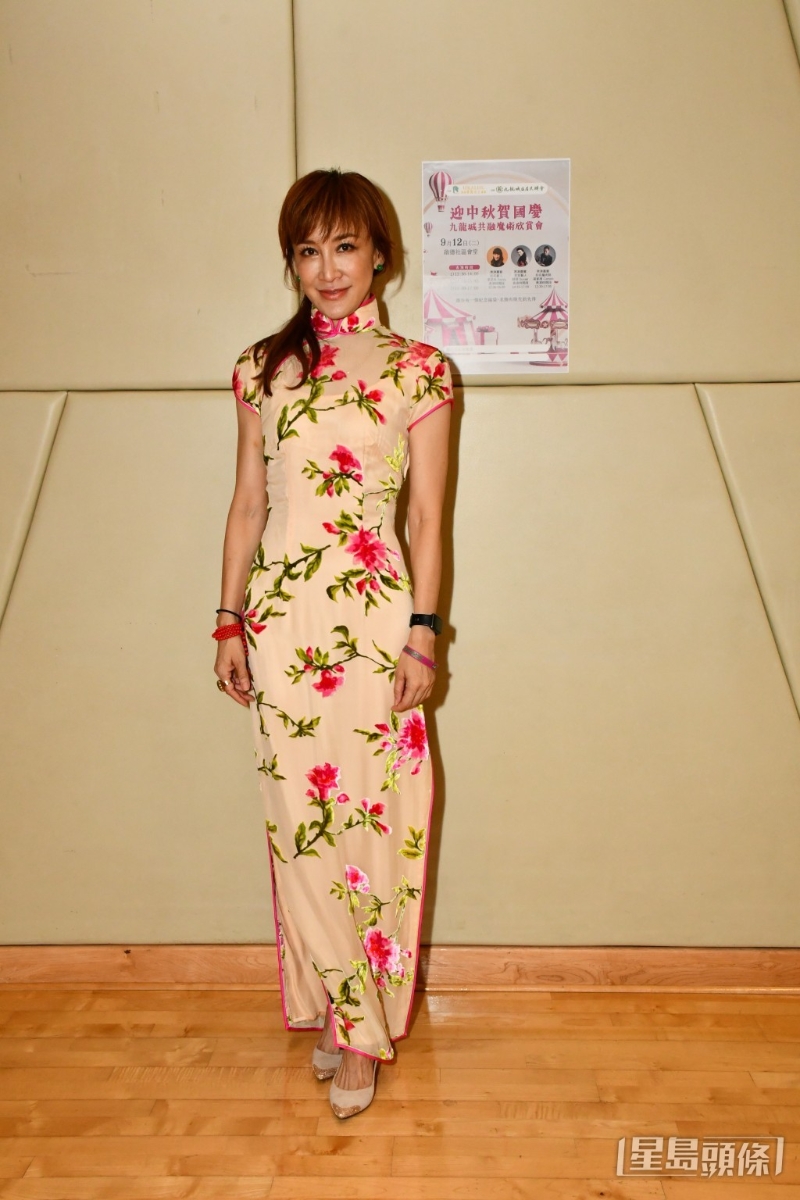 李思林演唱一曲《爱定你一个》前哽咽地说:“这首歌是希望大家走出不快,这歌是妹妹李玟 (CoCo)教我唱的。” 李思林演唱一曲《爱定你一个》前哽咽地说:“这首歌是希望大家走出不快,这歌是妹妹李玟 (CoCo)教我唱的。”