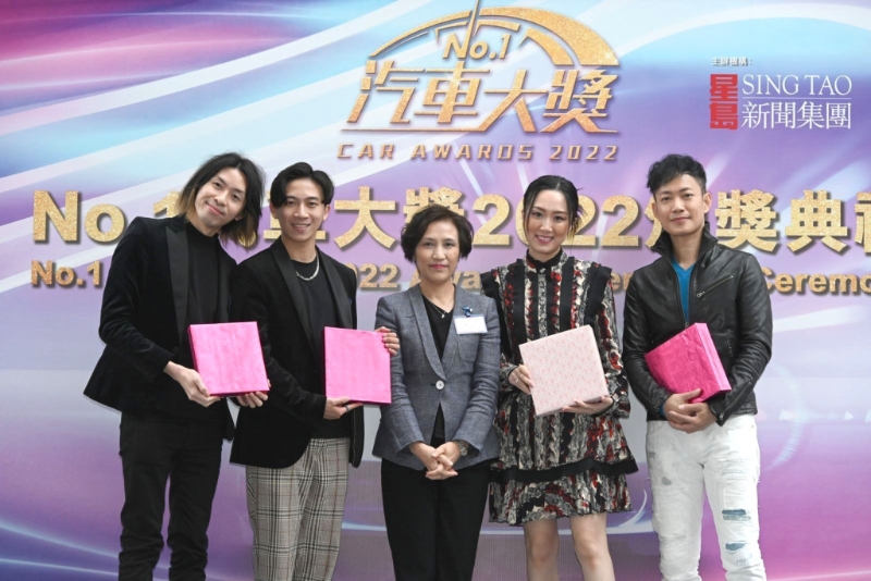 星岛新闻集团副刊总监陈纪良（中） 与DisCover （左一左二）、敖嘉年（右一）及颁奖嘉宾时装设计师冯榕榕（右二）合照。