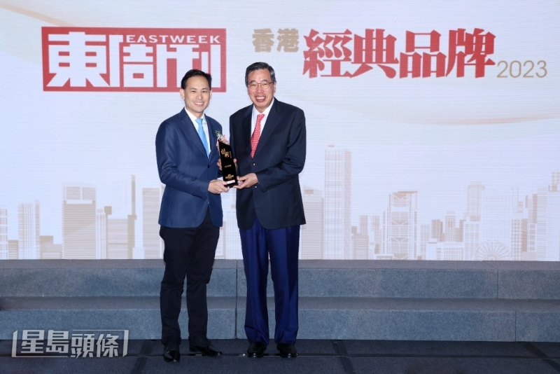 英皇集团获颁殿堂级品牌大奖，由副主席杨政龙（左）上台领奖。