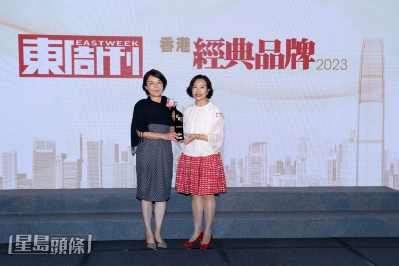香港机场管理局获颁「殿堂级品牌」，由首席营运总监张李佳蕙（左）代表领奖。