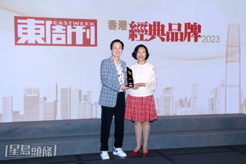 新世界获颁殿堂级品牌大奖，并由企业传讯总经理（公共事务）陈碧霞（左）领奖。