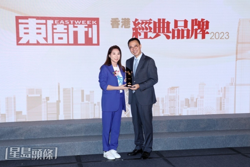 有线新闻获颁「经典品牌」大奖，总经理关慧玲（左）代表有线新闻上台领奖。
