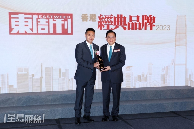 观澜湖集团获颁经典品牌大奖，由集团主席兼行政总裁朱鼎健（左）上台领奖。