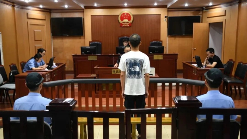 巴士非礼11岁女生被判刑17个月,男子自称考研失败追求刺激犯案。 巴士非礼11岁女生被判刑17个月,男子自称考研失败追求刺激犯案。