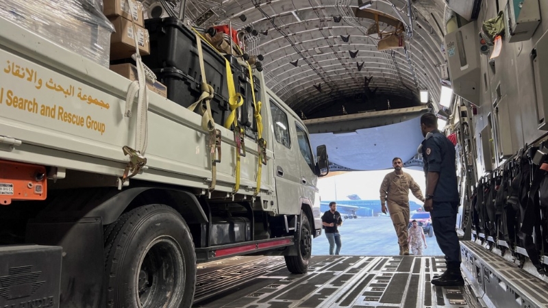 卡塔尔空军将搜救设备装上军用货机运往摩洛哥。 路透社