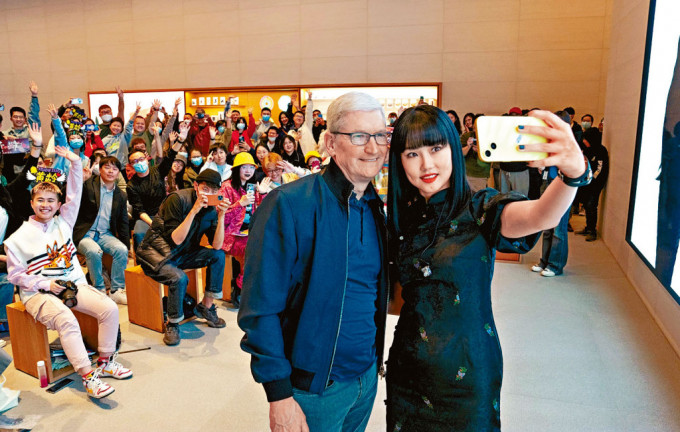 苹果CEO库克3月访华期间现身北京苹果店，同顾客聚会。