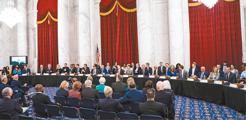 科技界多名巨头13日云集国会山庄,出席参院闭门会议,一致同意政府需要介入监管人工智能的发展。 华盛顿邮报图片 科技界多名巨头13日云集国会山庄,出席参院闭门会议,一致同意政府需要介入监管人工智能的发展。 华盛顿邮报图片