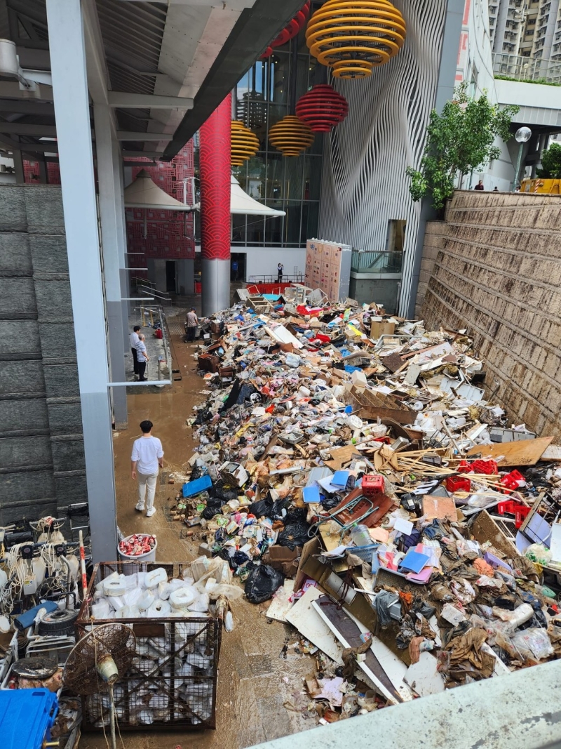 经过连日清理，黄大仙北馆门外地下惊现垃圾山。(网上图片)