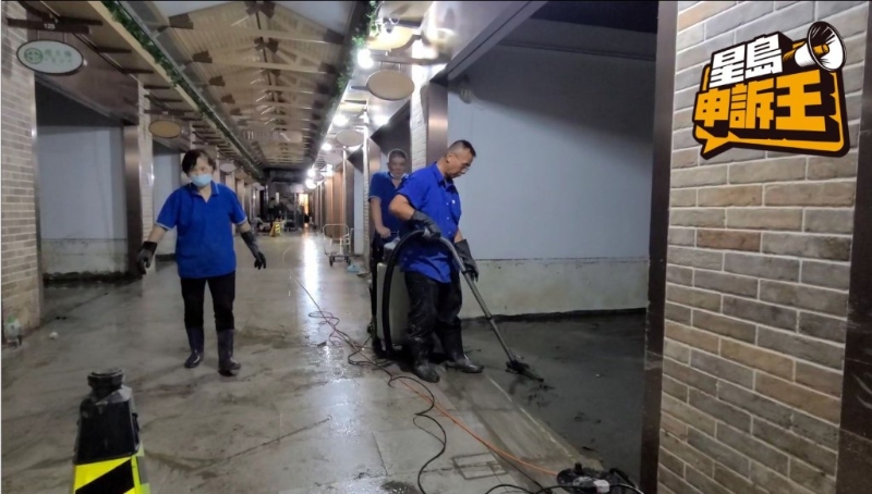 记者再到商场视察，发现工人清走垃圾的进度相当流畅。