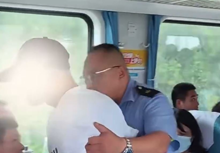 男子被火车警察带走。