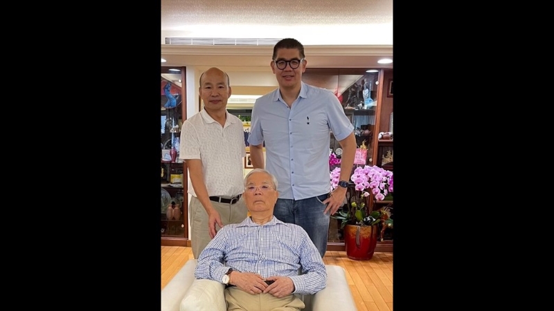 连胜文(右)、韩国瑜(左)、连战(中) 连胜文(右)、韩国瑜(左)、连战(中)