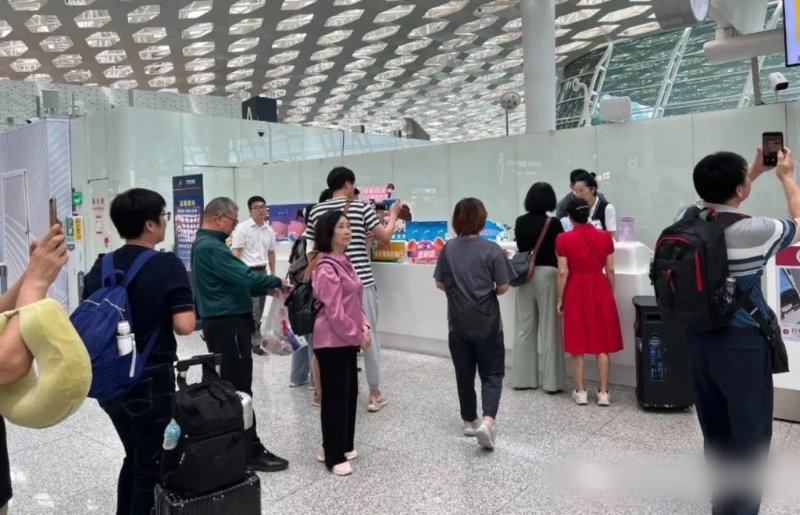 深圳直飞喀什首航乘客办理登机手续。