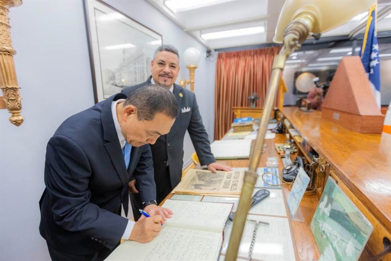 侯友宜(左)与纽约市警察局长爱德华卡班 侯友宜(左)与纽约市警察局长爱德华卡班