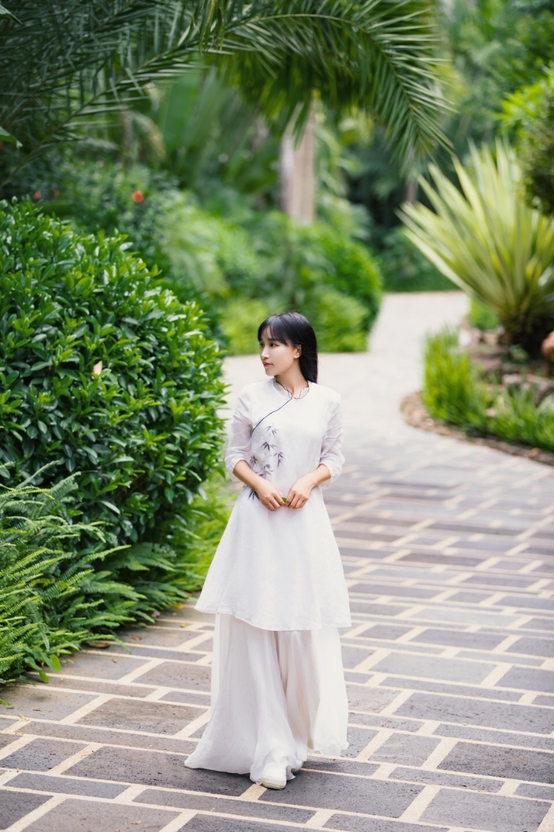 李子柒是内地第一网红,过往经常以仙气古装现身。 李子柒是内地第一网红,过往经常以仙气古装现身。