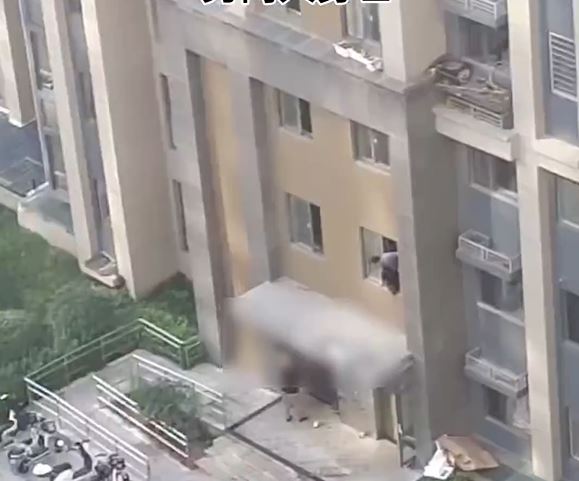 救援人员发现一名孩子倒卧在房檐上。