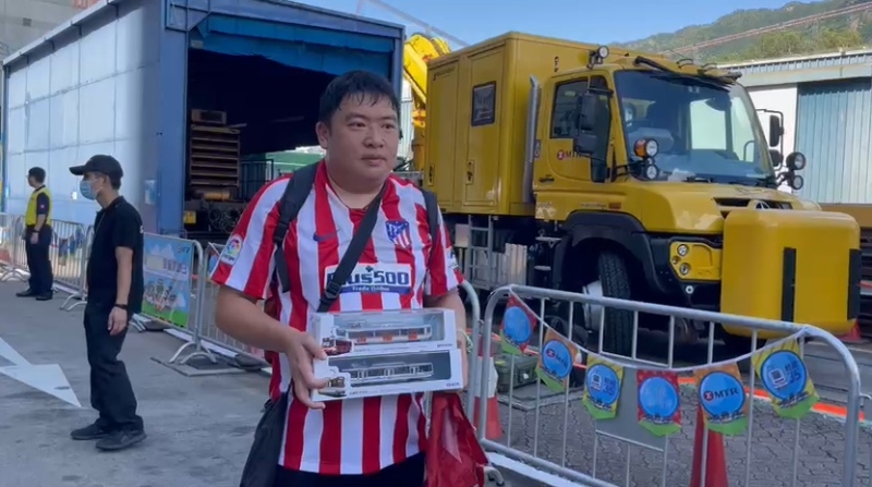 第一个入场的忠实铁路迷杜先生手捧两代轻铁模型。 第一个入场的忠实铁路迷杜先生手捧两代轻铁模型。