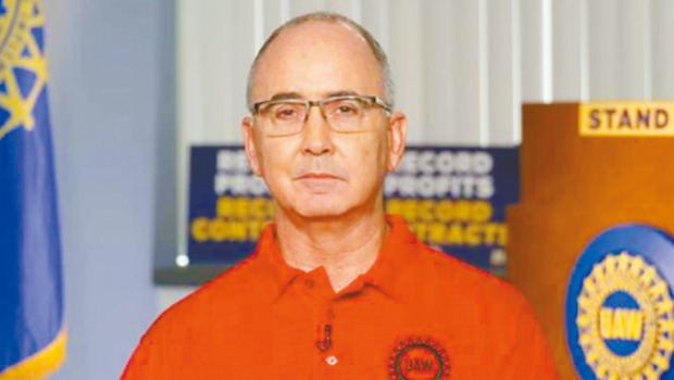 汽车工人联合会主席费恩接受访问时态度强硬,表示工人之所以提出加薪40%,是参照车厂执行长的加薪幅度。 汽车工人联合会主席费恩接受访问时态度强硬,表示工人之所以提出加薪40%,是参照车厂执行长的加薪幅度。