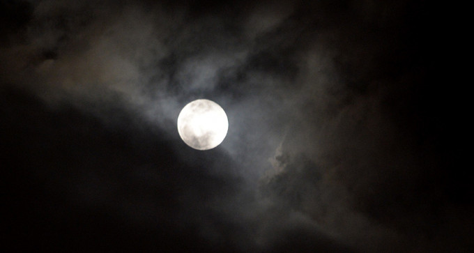 「上中天」是月球横越本地子午线的时刻，这时月球位于正南方，仰角为全晚最高。