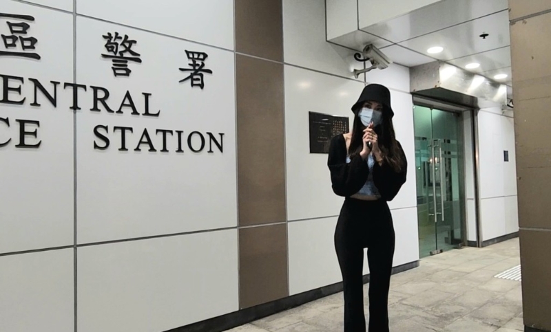 裕美离开之际向传媒双手合十。 裕美离开之际向传媒双手合十。