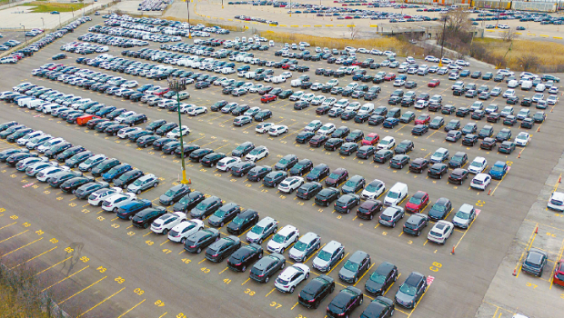 加拿大安大略省奥克维尔的福特厂,停放已经组装的新车,等待装运。当地车厂的工人决定,一旦未能与资方达成共识,将加入罢工行动。 加拿大安大略省奥克维尔的福特厂,停放已经组装的新车,等待装运。当地车厂的工人决定,一旦未能与资方达成共识,将加入罢工行动。