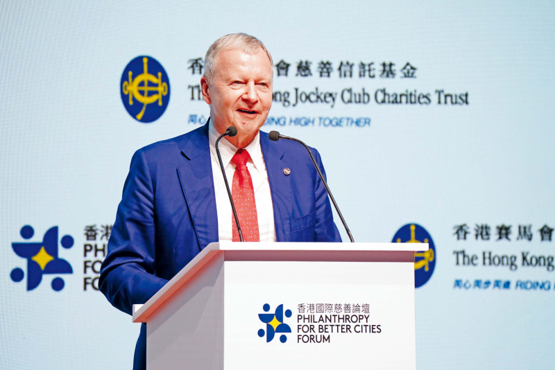 香港赛马会行政总裁应家柏，在香港国际慈善论坛上发表闭幕致辞。