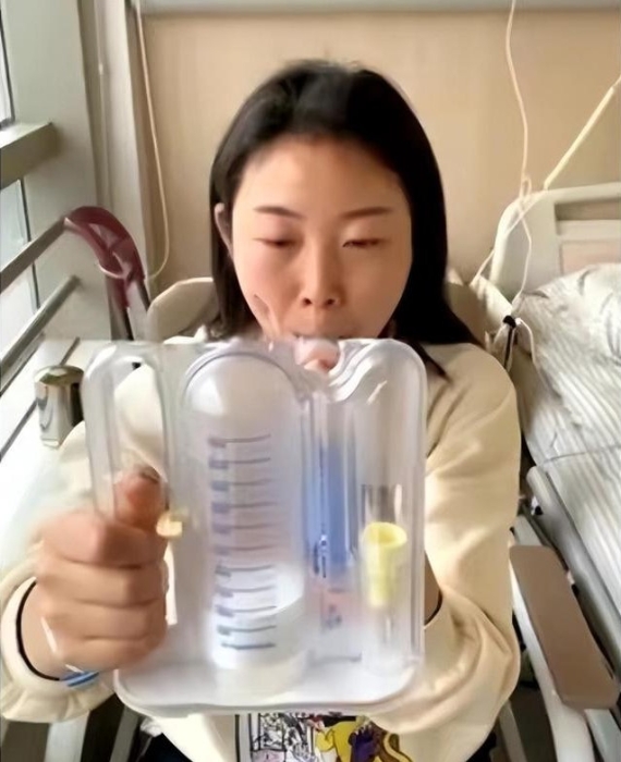 2021年，王梦琳肺癌术前，在医院做肺功能训练时的照片。