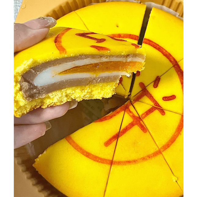 咸蛋黄芋泥麻糬月饼,外型如手掌般大。 咸蛋黄芋泥麻糬月饼,外型如手掌般大。