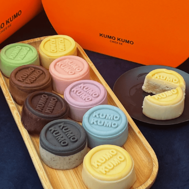 且每一件月饼都是马卡龙色调的,好看又好食。 且每一件月饼都是马卡龙色调的,好看又好食。