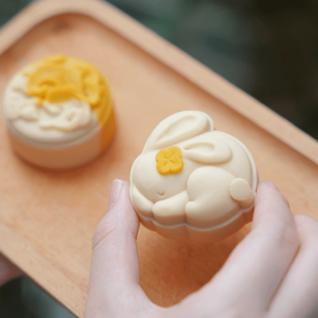 奈雪的茶 “月下馥桂”月饼造型精致。 奈雪的茶 “月下馥桂”月饼造型精致。