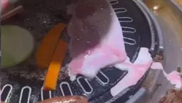 深圳烤肉店五花肉流不明液体，引发热议。