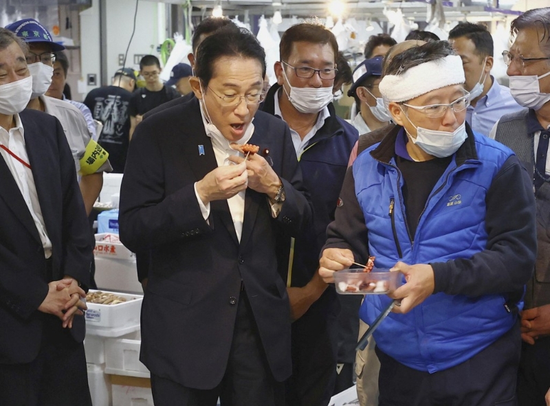 日本首相岸田文雄也曾到东京丰洲市场公开食水产，以显示食物安全。 路透社