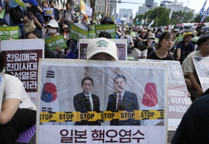 韩国示威者不满总统尹钖悦支持日本首相岸田文雄排放核污水。 美联社