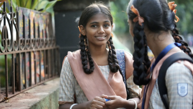 印度贫民窟15岁少女被美国影星发掘改变一生，凭笑容成模特儿