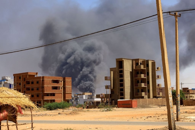 苏丹准军事组织准军事组织快速支援部队（Rapid Support Forces，RSF）与苏军交战，首都喀土木北方冒出阵阵浓烟的数据照。 （路透）