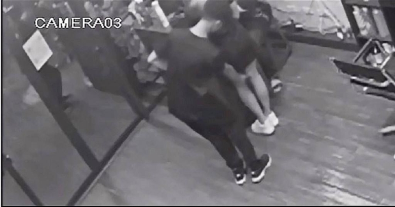 台网红邓佳华偷拍女设计师，下跪赔偿遭拒，设计师：愿再给机会