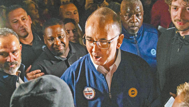 UAW主席费恩（中）强调这次是工人斗富豪的战争，引起不少工人的共鸣，但罢工附带造成的经济损失，却要中小企以及非工会工人承受，可能令其他公司不敢在美投资。